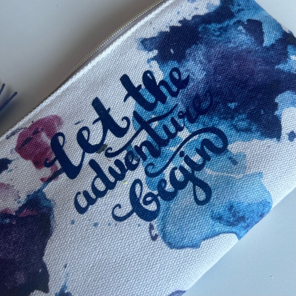 Makeup Bag 🩵 - Picture 4 of 7